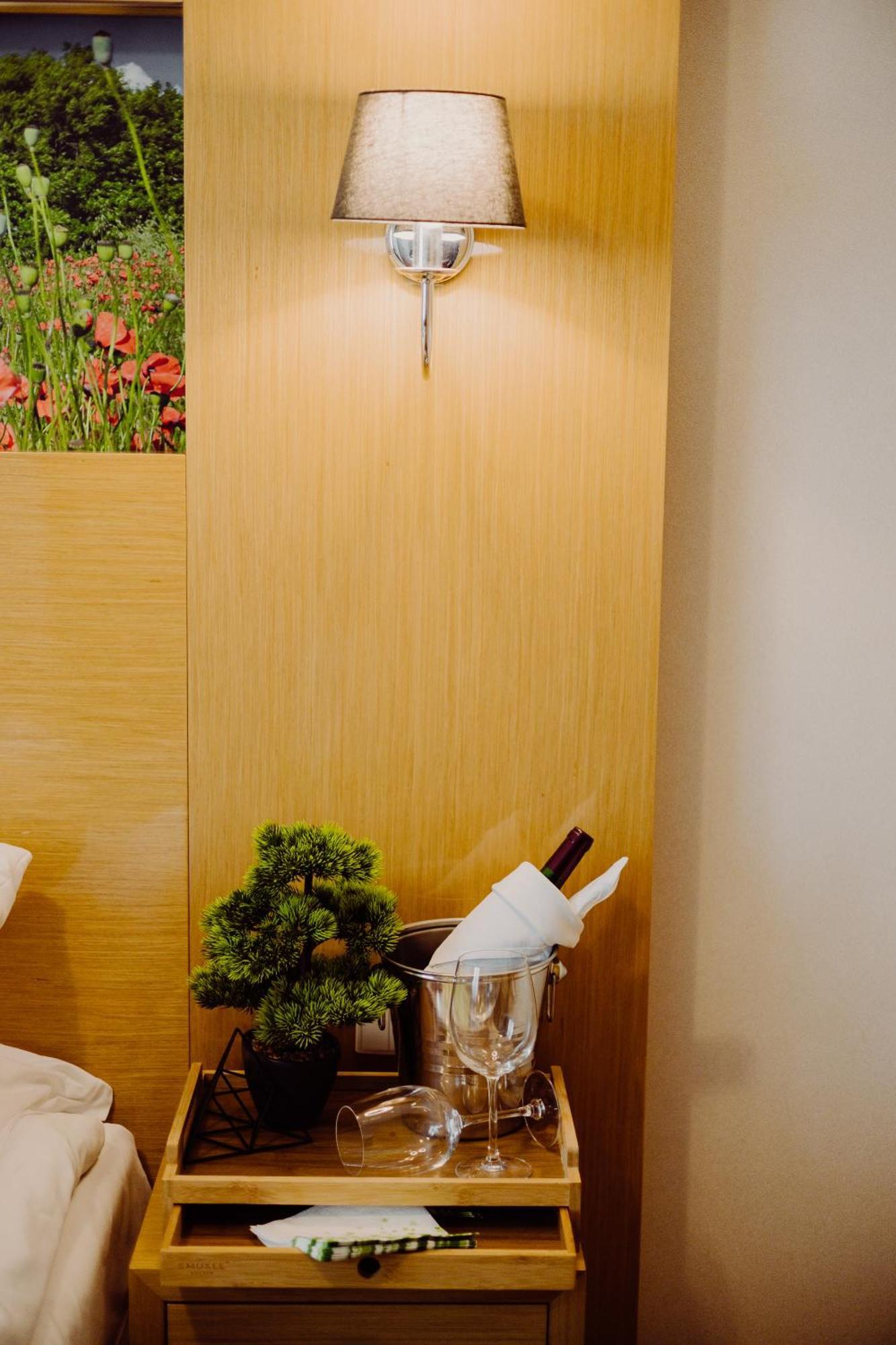 Hotel Bonsai Niemcza Buitenkant foto